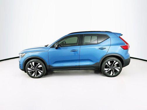 2023 Volvo XC40 B5 Plus Dark Theme