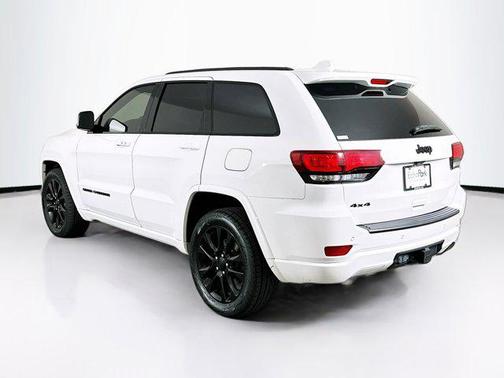 Bright White Clearcoat 2021 Jeep Grand Cherokee Laredo