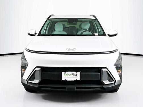 Atlas White 2025 Hyundai KONA SEL