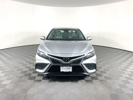 Photo 2 of 32 of 2021 Toyota Camry SE