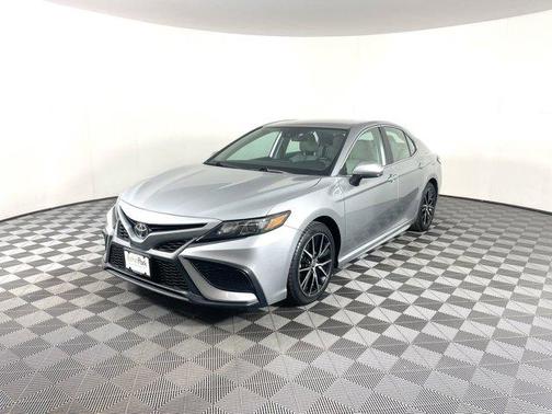 Photo 3 of 32 of 2021 Toyota Camry SE