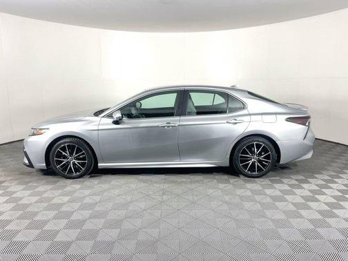 Photo 5 of 32 of 2021 Toyota Camry SE