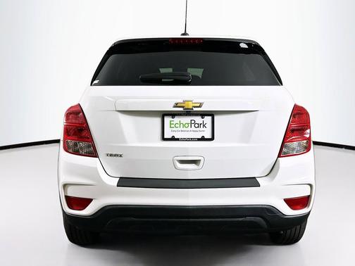 Summit White 2022 Chevrolet Trax LS