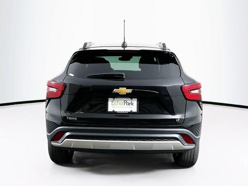 Mosaic Black Metallic 2025 Chevrolet Trax LT