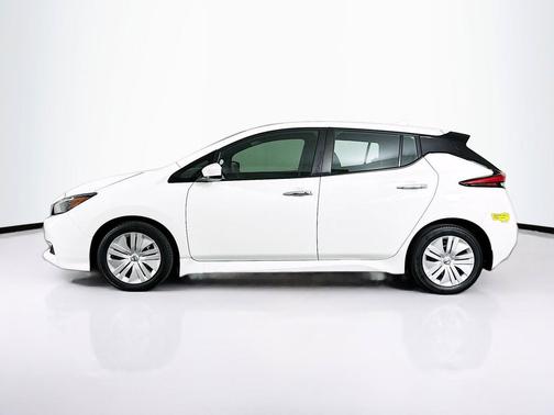Glacier White 2022 Nissan Leaf S 40 kWh