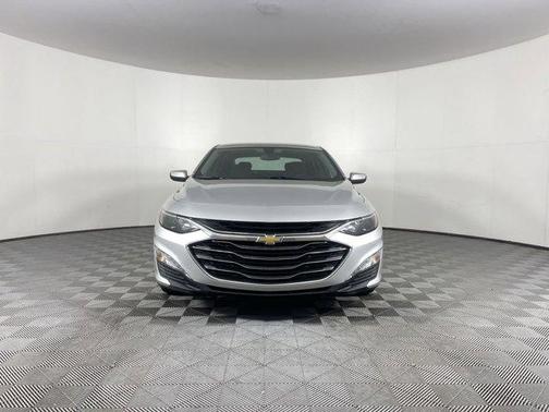 Photo 2 of 32 of 2021 Chevrolet Malibu LT