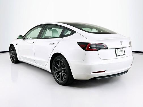 Pearl White Multi-Coat 2023 Tesla Model 3 Standard Range
