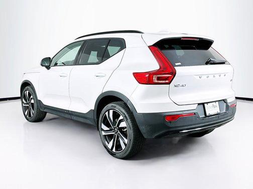 2025 Volvo XC40 B5 Plus Dark Theme