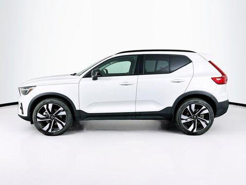 2025 Volvo XC40 B5 Plus Dark Theme
