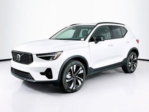 2025 Volvo XC40 B5 Plus Dark Theme