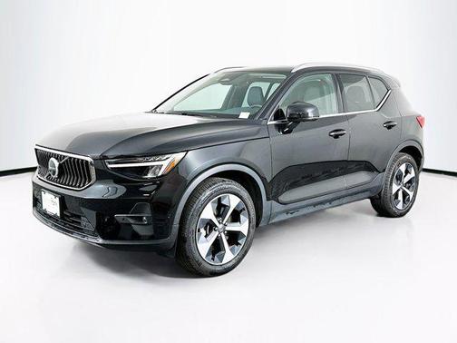 2025 Volvo XC40 B5 Plus Bright Theme