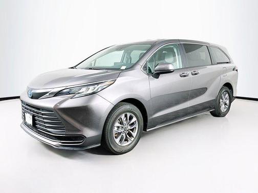 2023 Toyota Sienna LE