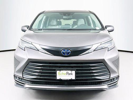 2023 Toyota Sienna LE