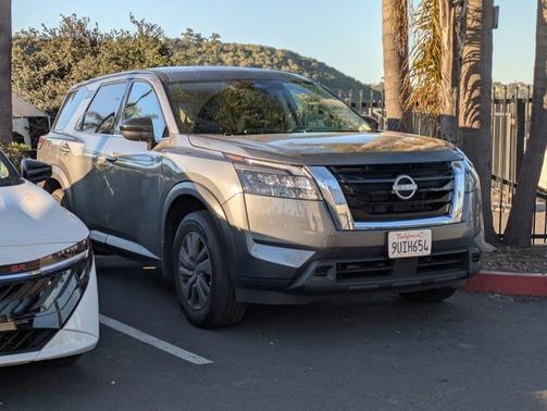 2025 Nissan Pathfinder S