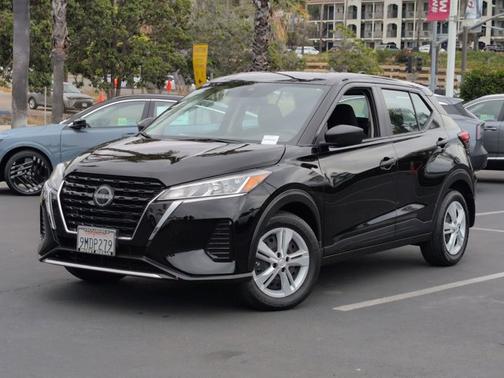Super Black 2025 Nissan Kicks Play S