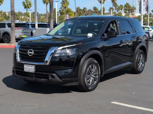 2025 Nissan Pathfinder S