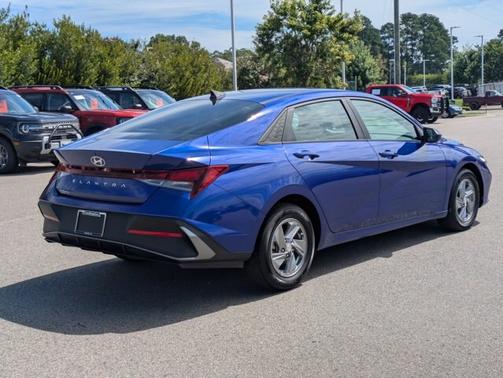 2024 Hyundai ELANTRA SE