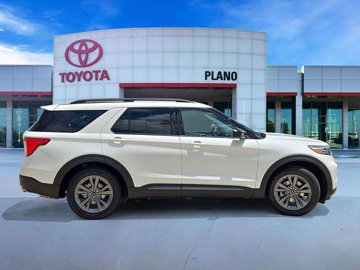 Star White Metallic Tri-Coat 2023 Ford Explorer XLT