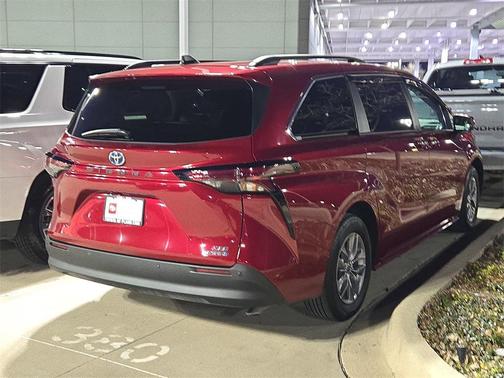 2023 Toyota Sienna XLE