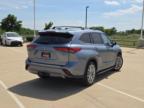 Moon Dust 2023 Toyota Highlander Hybrid Platinum