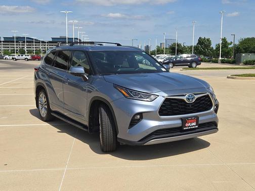 Moon Dust 2023 Toyota Highlander Hybrid Platinum