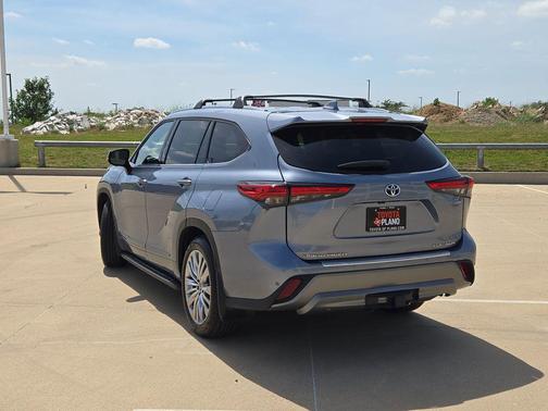 Moon Dust 2023 Toyota Highlander Hybrid Platinum