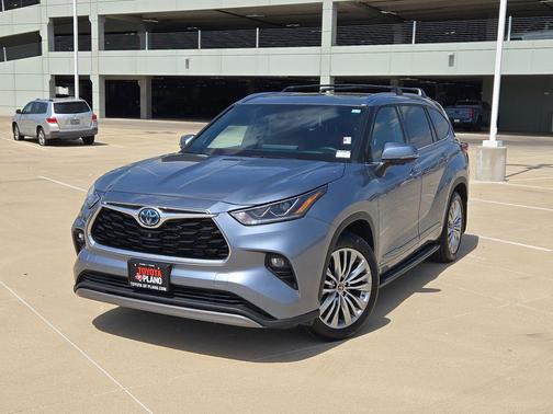 Moon Dust 2023 Toyota Highlander Hybrid Platinum