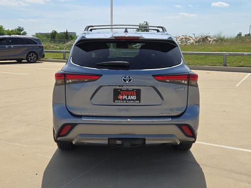 Moon Dust 2023 Toyota Highlander Hybrid Platinum