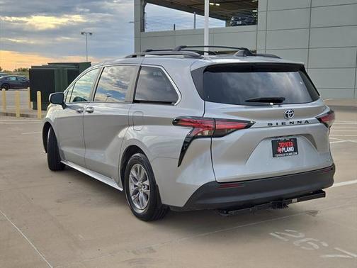 2022 Toyota Sienna LE