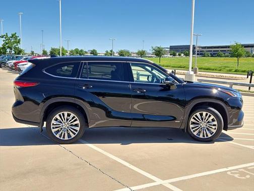 2023 Toyota Highlander Hybrid Platinum