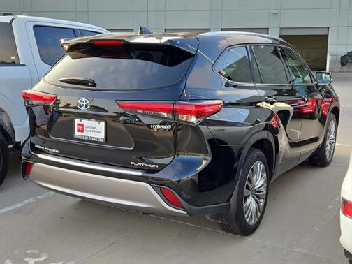 2023 Toyota Highlander Hybrid Platinum