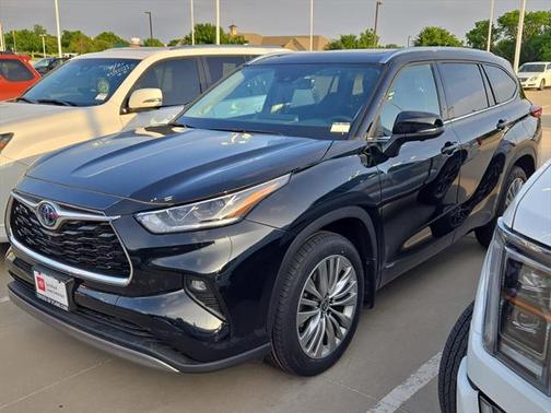 2023 Toyota Highlander Hybrid Platinum