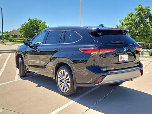 2023 Toyota Highlander Hybrid Platinum
