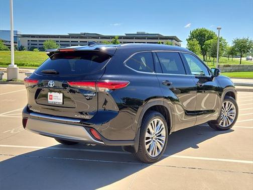 2023 Toyota Highlander Hybrid Platinum