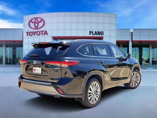 2023 Toyota Highlander Hybrid Platinum