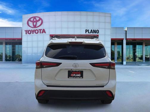 Wind Chill Pearl 2024 Toyota Highlander XLE