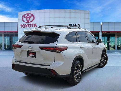 Wind Chill Pearl 2024 Toyota Highlander XLE