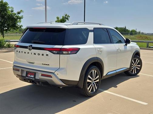 2024 Nissan Pathfinder Platinum FWD