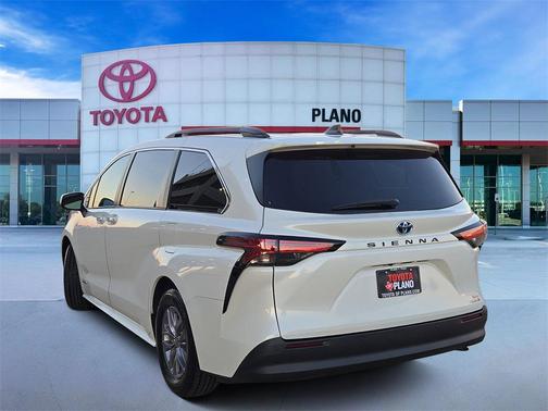 2021 Toyota Sienna XLE 8 Passenger