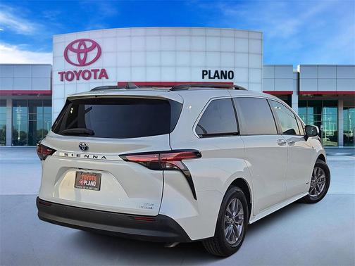 2021 Toyota Sienna XLE 8 Passenger