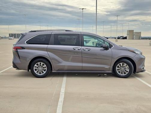 2021 Toyota Sienna XLE