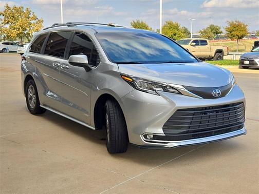 2021 Toyota Sienna XLE 8 Passenger