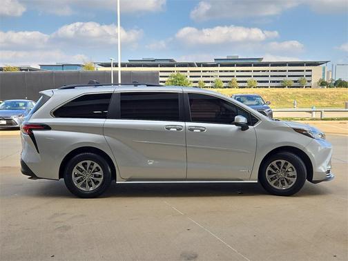 2021 Toyota Sienna XLE 8 Passenger