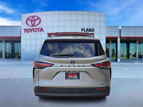 2021 Toyota Sienna XLE 8 Passenger