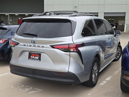 2021 Toyota Sienna XLE 8 Passenger