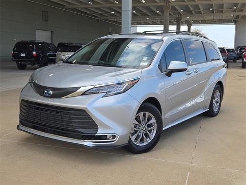 2021 Toyota Sienna XLE 8 Passenger