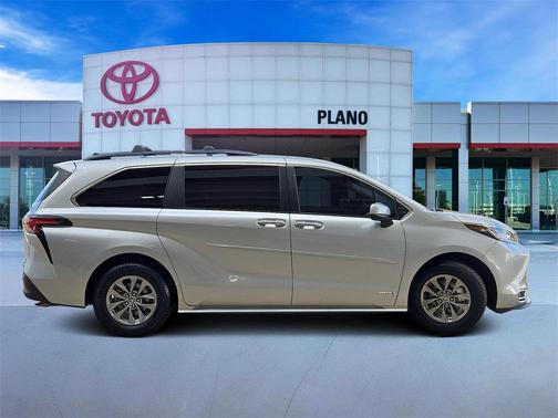 2021 Toyota Sienna XLE 8 Passenger