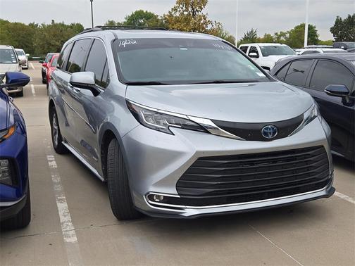 2021 Toyota Sienna XLE 8 Passenger