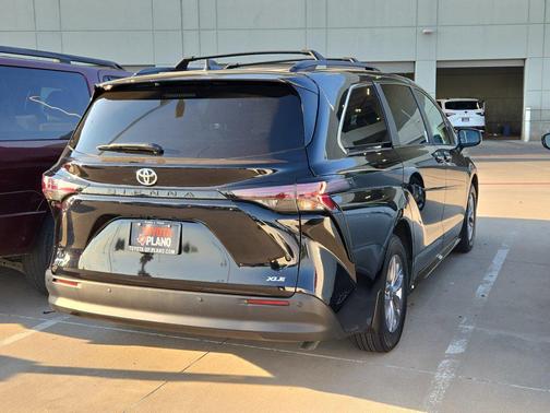 Midnight Black Metallic 2026 Toyota Sienna XLE
