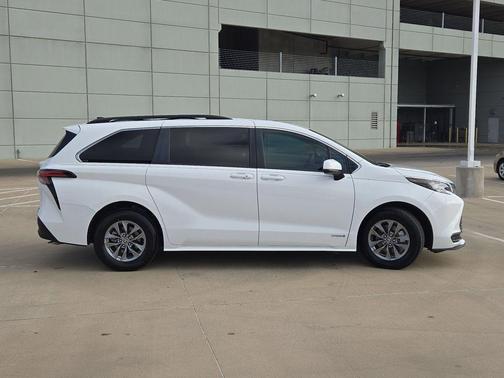 2021 Toyota Sienna LE